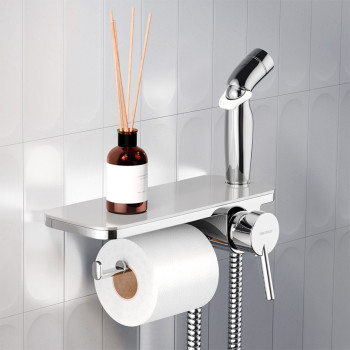 Смеситель, монтируемый в стену с гигиеническим душем и полкой