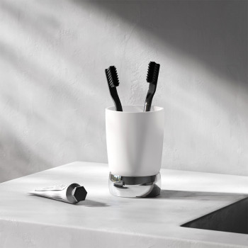 Стеклянный стакан, отдельностоящий