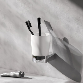 Стеклянный стакан с настенным держателем