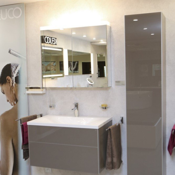 24203171301 ROYAL REFLEX.2 Зеркальный шкаф 800х700х150 мм с двойной светодиодной подсветкой. Фото 4