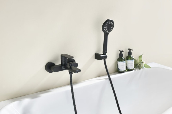 AQ1449MB ЛИРА смеситель для ванны с душевым набором 3jet, матовый черный. Фото 6