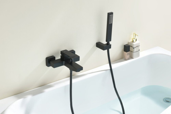 AQ1649MB ЛИБРА смеситель для ванны с душевым набором 1jet, матовый черный. Фото 3