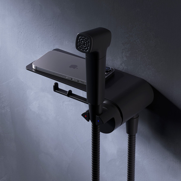 Набор: смеситель с полкой скрытого монтажа, гигиентическая лейка, шланговое присоединение с держателем. Фото 5