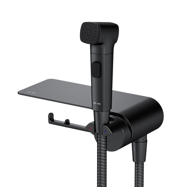 Набор: смеситель с полкой скрытого монтажа, гигиентическая лейка, шланговое присоединение с держателем. Фото 6