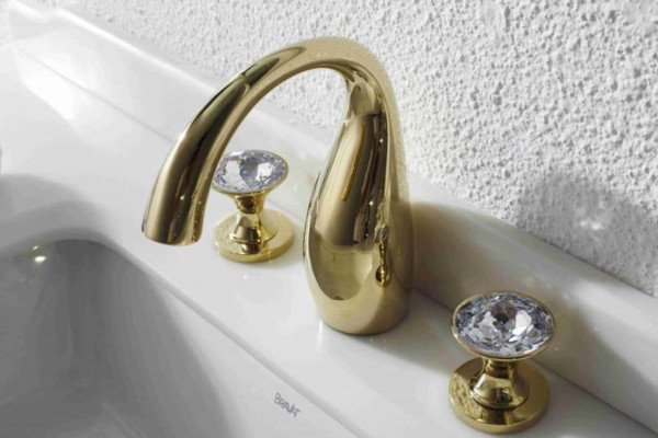 Смеситель для раковины на 3 отверстия Bravat Swan F24287G-ENG, золото. Фото 3