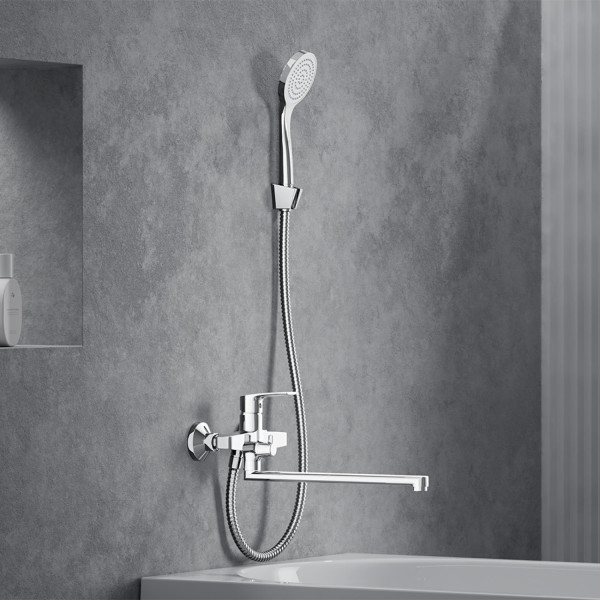 Смеситель для ванной и душа с длинным изливом и душевым набором. Фото 2