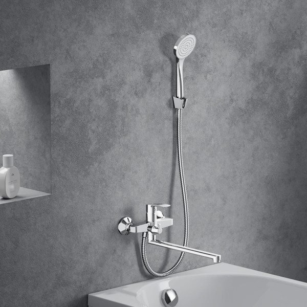 Смеситель для ванной и душа с длинным изливом и душевым набором. Фото 3