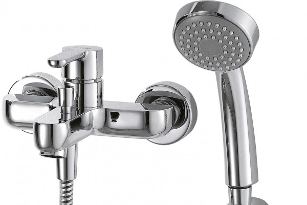 Смеситель для ванны Bravat Stream с коротким изливом и душевой лейкой, хром (F63783C-B). Фото 1