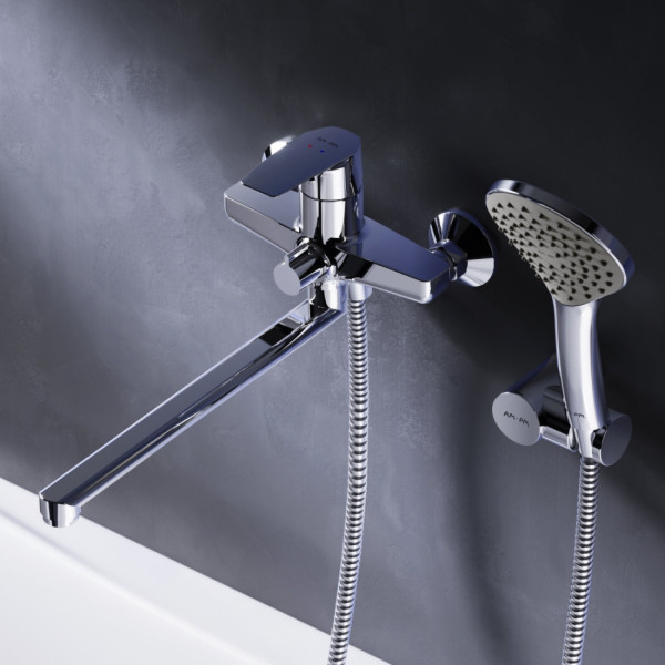 Смеситель для ванны и душа с длинным изливом c душевым набором. Фото 1