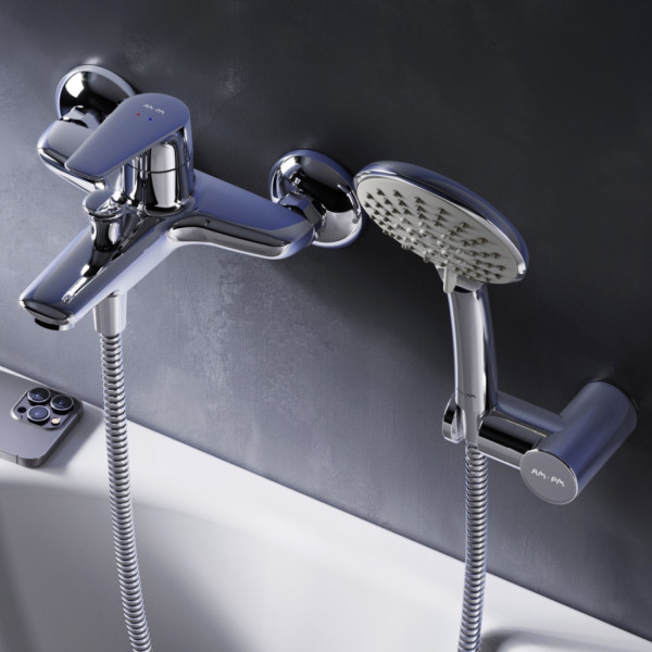 Смеситель для ванны и душа с душевым набором. Фото 1