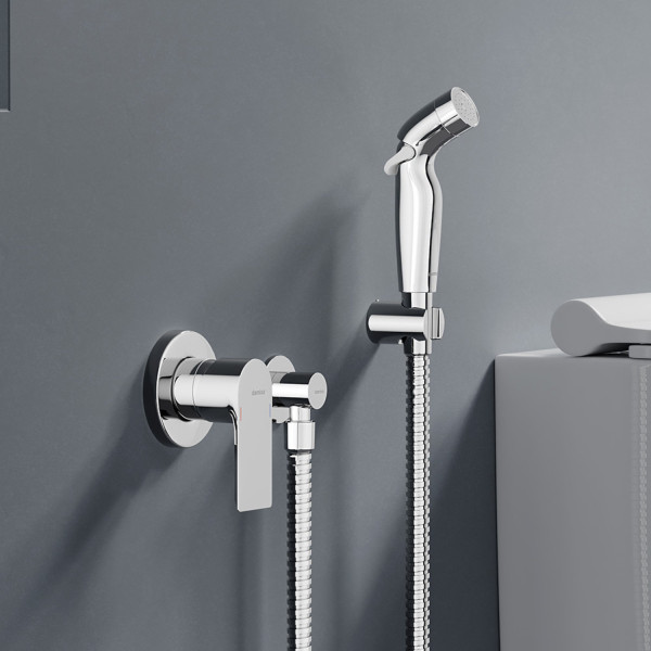 Смеситель монтируемый в стену с гигиеническим душем. Фото 2