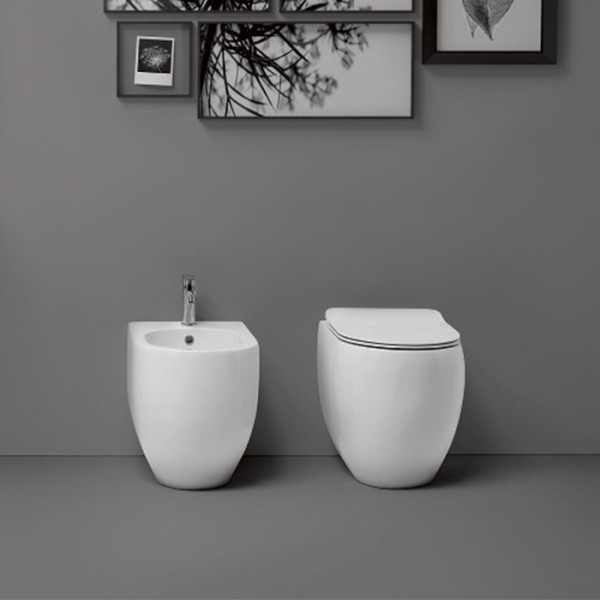 унитаз приставной БЕЗОБОДКОВЫЙ 52х36см, слив в стену, цвет: белый. Фото 1