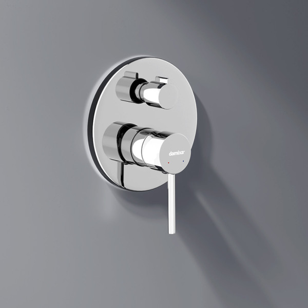 Встраиваемая душевая система с ванно-душевым смесителем и изливом. Фото 4